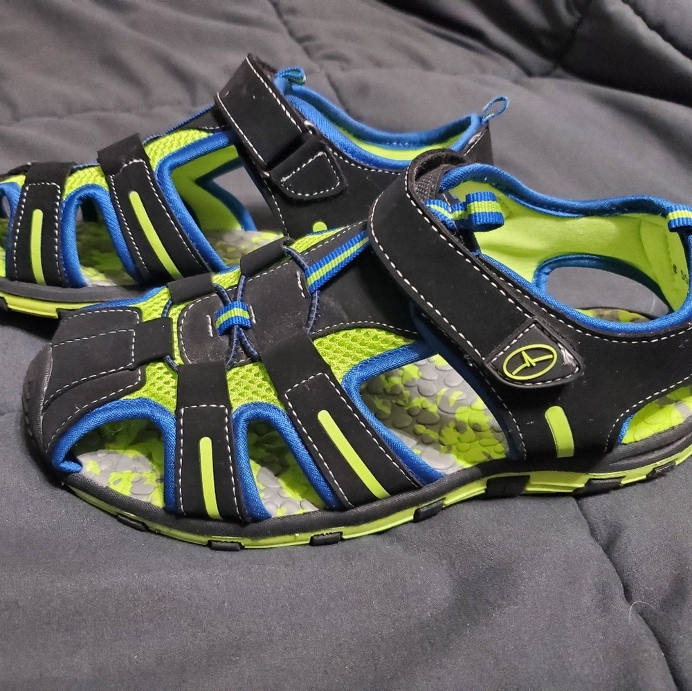 Keen type sandals